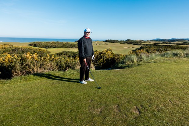 Pacific Dunes: Tee at the par-5 Third Hole