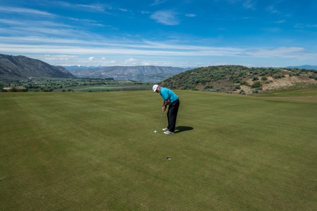 Gamble_sands_DJ_putting